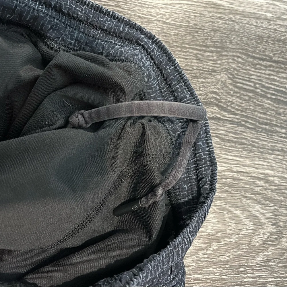 Lululemon Men’s Lined Shorts - Picture 7 of 7